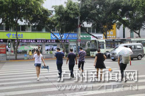 絕大多數(shù)市民都做到了自覺禮讓斑馬線，不橫穿馬路，不翻越欄桿，做到車讓人、人讓車