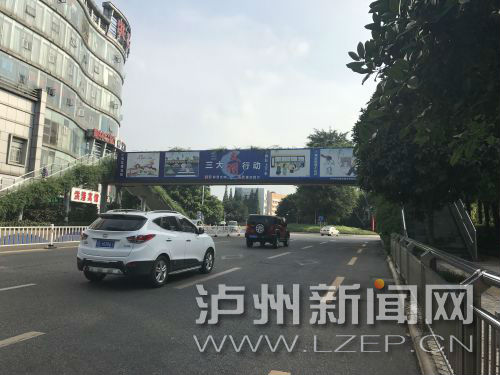 主干道上隨處可見創(chuàng)文宣傳廣告。 記者 肖婷 攝