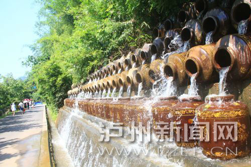 花田酒地景區(qū)酒壇倒出了水的靈動。